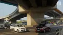 Sejumlah kendaraan menerobos pagar pembatas jalan tol di KM 30 Tol Jakarta - Cikampek, kawasan Cikarang, Jawa Barat, Minggu (9/6). Kemacetan yang terjadi di sepanjang jalur tersebut menyebabkan sebagian kendaraan nekat menerobos pagar pembatas untuk berpindah jalur. (Liputan6.com/Immanuel Antonius)