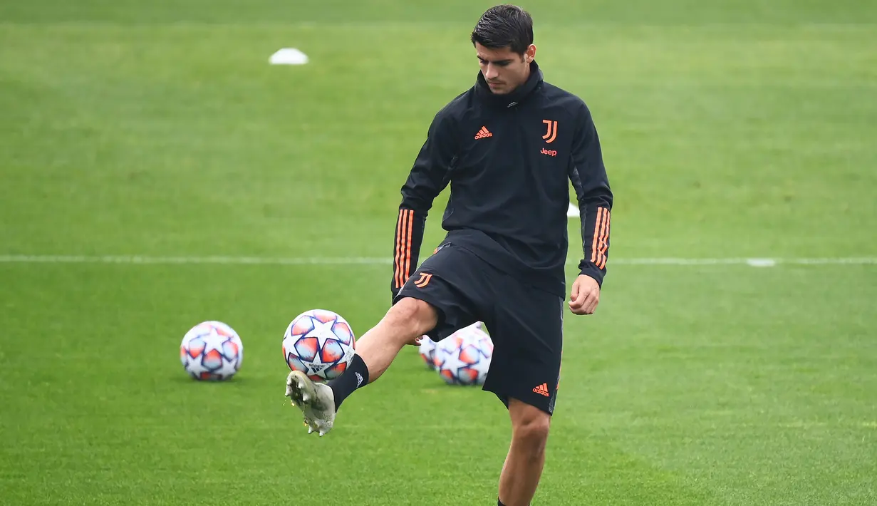 Pemain Juventus, Alvaro Morata, menjalani latihan jelang menghadapi Dynamo Kiev pada laga pembuka Liga Champions di NSC Olimpiyskiy pada Selasa (20/10/2020) malam WIB. Juventus akan menghadapi Dynamo Kiev tanpa Cristiano Ronaldo. (AFP/Marco Bertorello)
