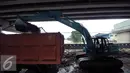 Alat berat dan truk mengangkut tumpukan sampah di jembatan Rawajati Kalibata, Jakarta, Selasa (8/3/2016). Hujan yang mengguyur Bogor dua hari terakhir mengakibatkan banjir kiriman yang disertai sampah batang bambu. (Liputan6.com/Helmi Fithriansyah)