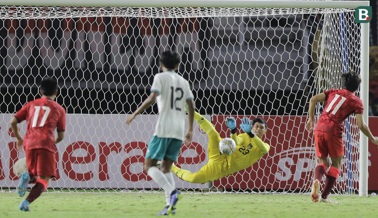 Aditya Arya Nugraha harus menggantikan posisi Cahya Supriadi dibawah mistar gawang Timnas Indonesia U-20 usai insiden yang terjadi pada menit ke-59, ketika bersua Hong Kong pada laga kedua Grup F Kualifikasi Piala Asia U-20 2023. (Bola.com/Ikhwan Yanuar)