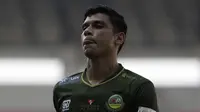 Gelandang Tira Persikabo, Ciro Alves, memperhatikan rekannya saat menghadapi Kalteng Putra pada laga Shopee Liga 1 di Stadion Pakansari, Bogor, Jumat (26/7). Tira Persikabo menang 5-2 atas Kalteng. (Bola.com/Yoppy Renato)