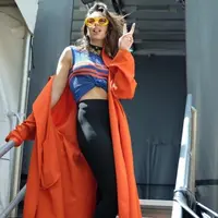Edgy style Dua Lipa keren banget. (dualipasource.tumblr.com)