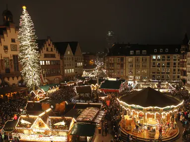 Pasar Natal digambarkan pada hari pembukaannya di Frankfurt am Main, Jerman, Senin (25/11/2019). Sesuai dengan namanya, tempat ini adalah sebuah pasar yang bertemakan Natal. (Photo by Daniel ROLAND / AFP)