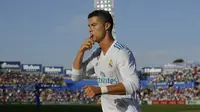Striker Real Madrid, Cristiano Ronaldo, melakukan selebrasi usai mencetak gol ke gawang Getafe pada laga La Liga Spanyol Stadion Coliseum Alfonso Perez, Sabtu (14/10/2017). Real Madrid menang 2-1 atas Getafe. (AP/Paul White)