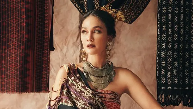 7 Gaya Pemotretan Luna Maya Berbalut Kain Tenun NTT, Banjir Pujian