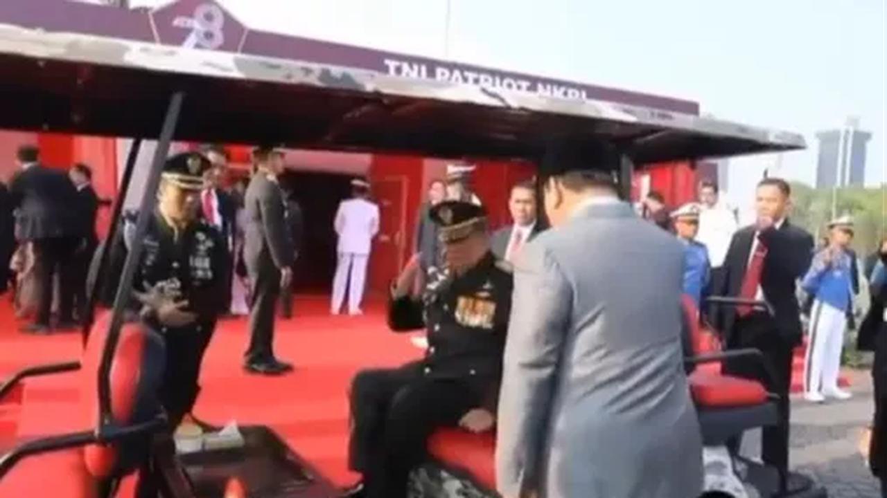 Dalam video yang dibagikan, Presiden ke-6 RI itu terlihat tampil sangat gagah menggunakan seragam PDU I.