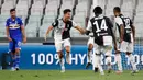 Penyerang Juventus, Cristiano Ronaldo (kedua kiri) merayakan gol yang dicetaknya ke gawang Sampdoria dalam laga pekan ke-36 Liga Italia Serie A di Stadion Allianz, Minggu (26/7/2020). Juventus memgunci gelar juara Liga Italia tahun 2020 setelah mengalahkan Sampdoria 2-0. (AP Photo/Antonio Calanni)