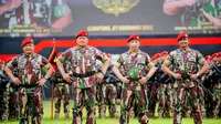 Kapolri Jenderal Listyo Sigit Prabowo dan Panglima TNI Laksamana Yudo Margono disematkan Baret Merah dan Brevet Komando dari pasukan elite Kopassus di Mako Kopassus Cijantung, Jakarta Timur, Selasa (27/12/2022). (Ist)