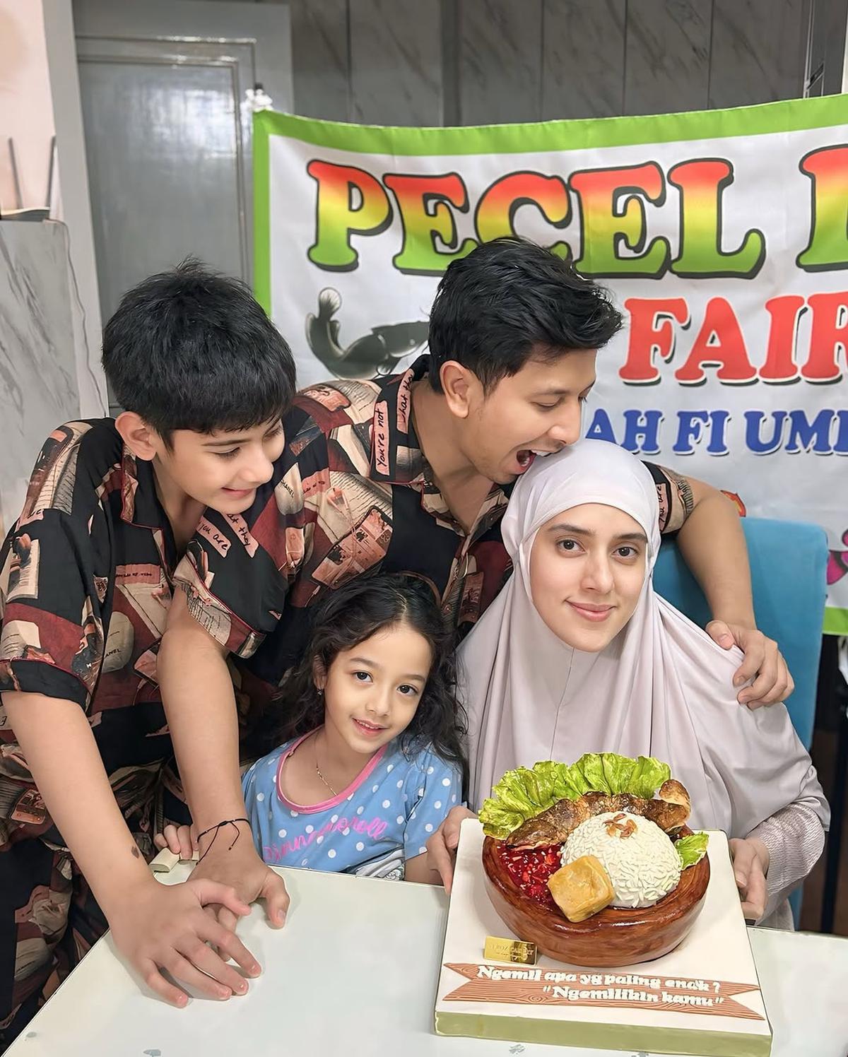 7 Potret Kejutan Ulang Tahun Fairuz A Rafiq dari Suami dan Anak, Bentuk Kuenya Bikin Salah Fokus