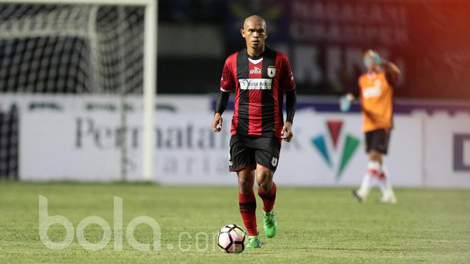 Pemain Perssipura, Ricardo Salampessy saat melawan Persib Bandung pada lanjutan Liga 1 2017 di Stadion GBLA, Bandung, Minggu (7/5/2017). (Bola.com/Nicklas hanoatubun)