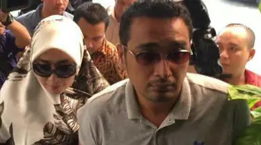 Firza Husein, penuhi panggilan Polda Metro Jaya, Firza diperiksa sebagai saksi kasus pornografi yang diduga melibatkan Rizieq Shihab