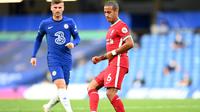 Penampilan pemain anyar Liverpool, Thiago Alcantara (kanan), dan gelandang Chelsea, Timo Werner, pada pertandingan Liga Inggris di Stamford Bridge, Minggu (20/9/2020). (AFP/Michael Regan)