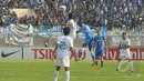 Pertarungan bola atas terjadi di laga Persib vs New Radiant, Bandung, Rabu (25/2/2015). Persib menang 4-1 atas tamunya New Radiant di laga perdana AFC Cup 2015 (Liputan6.com/Herman Zakharia)