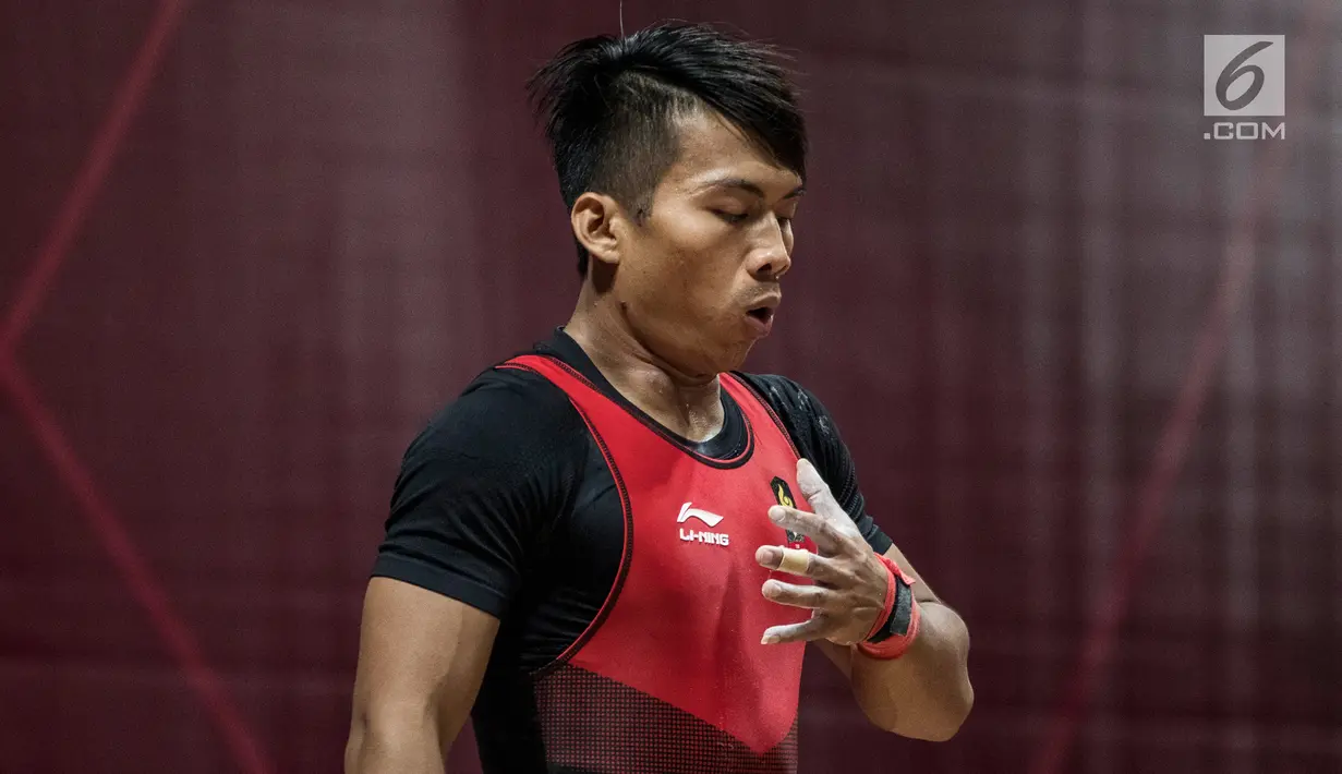 Lifter Indonesia, Deni menghela napas saat berlaga pada Asian Games 2018 di JIExpo, Jakarta, Rabu (22/8). (Bola.com/Vitalis Yogi Trisna)