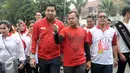 Ketua Umum Taruna Merah Putih (TMP), Maruarar Sirait dan Wali Kota Bogor Bima Arya Sugiarto saat mengikuti Kirab Budaya Taruna Merah Putih di Bogor, Minggu (13/11). (Liputan6.com/Yoppy Renato)
