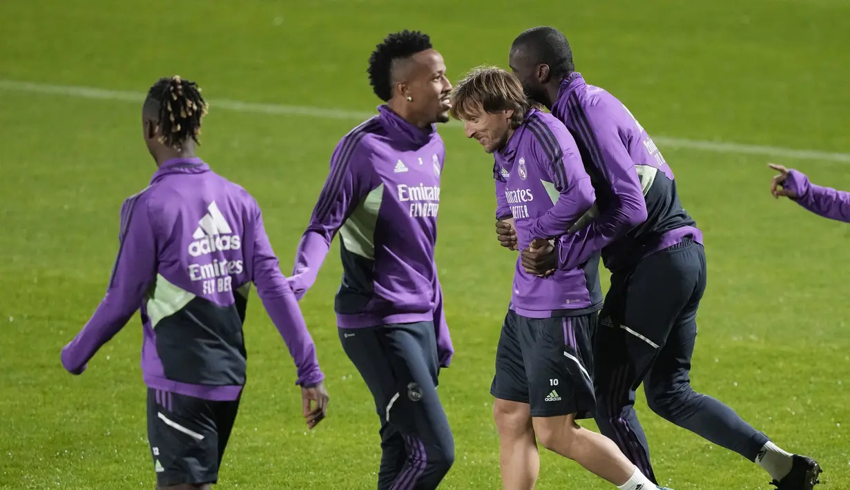 Antonio Rudiger dari Real Madrid memeluk rekan setimnya Luka Modric, saat sesi latihan, di stadion Al Nassr, di Riyadh, Arab Saudi, Selasa (10/1/2023). Real Madrid akan menghadapi Valencia di King Fahd International Stadium pada semifinal Piala Super Spanyol, Kamis, 12 Januari 2023, dini hari WIB. (AP Photo/Hussein Malla)
