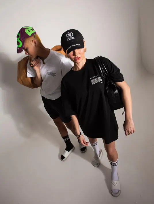 Agnez dan Adam kompak memakai kaus kaki dengan sandal slip on dengan memakai kaus warna basic hitam dan putih (Foto: Instagram @anyemerch)