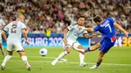 Pemain PSG Khvicha Kvaratskhelia (kanan) mencetak gol pertama bagi timnya dalam pertandingan sepak bola Piala Super UEFA antara Paris Saint-Germain dan Aston Villa di Salzburg, Austria, Rabu, 12 Agustus 2026. (Foto AP/Darko Bandic)