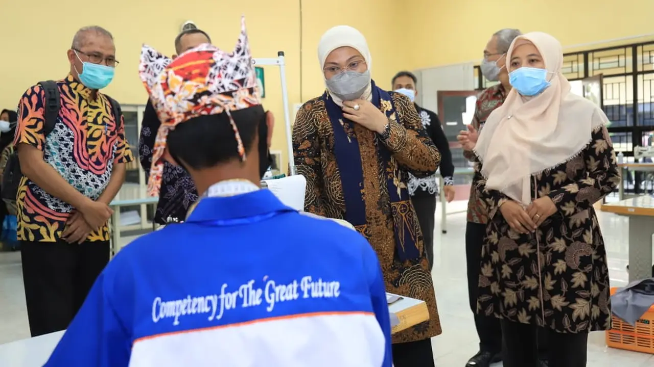 Menaker Ida saat berdialog dengan stakeholders di BLK Banyuwangi, Jawa Timur, Jumat (2/4/2021).