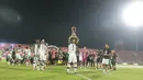 Pemain Persebaya Surabaya merayakan keberhasilan menjuarai Piala Presiden 2026 usai mengalahkan Persib Bandung melalui adu penalti 6-5 pada laga final di Stadion Kapten I Wayan Dipta, Gianyar, Bali, Kamis (6/8/2026). Kedua tim bermain imbang 1-1 hingga babak tambahan waktu sebelum Persebaya memastikan gelar juara lewat adu penalti. (KLY/Budy Santoso)
