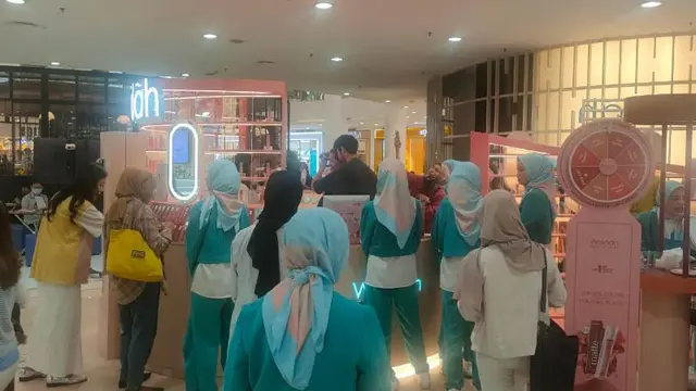 Wardah Color Station, Senayan City, Jakarta Pusat, Kamis, 27 Juli 2023