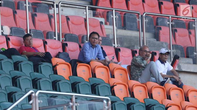 Pelatih Timnas Malaysia U-23, Ong Kim Swee (tengah) menyaksikan langsung laga Uzbekistan melawan Bahrain pada PSSI Anniversary Cup 2018 di Stadion Pakansari, Kab Bogor, Senin (30/4). Laga kedua tim berakhir imbang 3-3. (Liputan6.com/Helmi Fithriansyah)