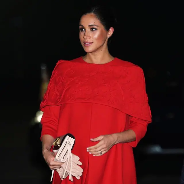 Meghan Markle Tampil Stunning dengan Cape Dress Merah
