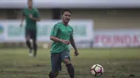 Gelandang Timnas Indonesia U-22, Gian Zola, mengejar bola saat melawan PS Badung pada laga uji coba di Stadion I Wayan Dipta Gianyar, Bali, Jumat (28/7/2017). Timnas menang 6-1 atas PS Badung. (Bola.com/Vitalis Yogi Trisna)