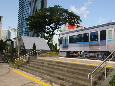 Penampakan mini information center Mass Rapid Transit (MRT) Jakarta di Stasiun Dukuh Atas, Jakarta, Jumat (4/1). Pusat layanan informasi menyediakan semua informasi seputar MRT. (Liputan6.com/Herman Zakharia)