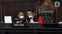 Ketua Majelis Hakim Mahkamah Konstitusi (MK) Anwar Usman membacakan putusan saat sidang uji materi Undang-Undang Nomor 35 Tahun 2009 tentang Narkotika terhadap UUD 1945 atau legalisasi ganja untuk medis di Gedung Mahkamah Konstitusi, Jakarta, Rabu (20/7/2022). MK menyatakan ganja medis tetap tidak boleh digunakan untuk alasan kesehatan. (Liputan6.com/Faizal Fanani)