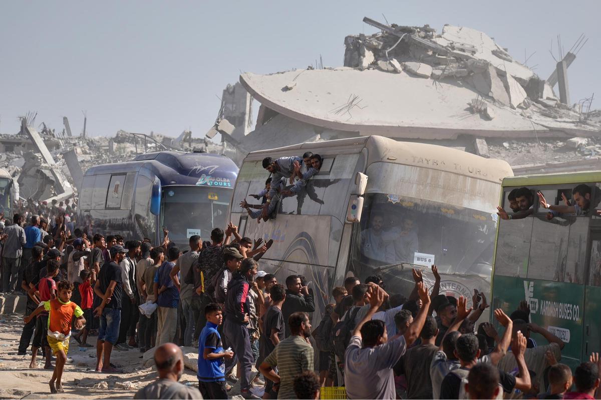 FOTO: Ribuan Tahanan Palestina Dibebaskan, Warga Gaza Sambut dengan Tangis dan Sorak Kemenangan