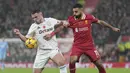 Pemain Liverpool, Mohamed Salah (kanan) berebut bola dengan pemain Aston Villa, John McGinn pada laga lanjutan Liga Inggris 2024/2025 yang berlangsung di Anfield, Liverpool, Inggris, Minggu (10/11/2024) WIB. (AP Photo/Jon Super)