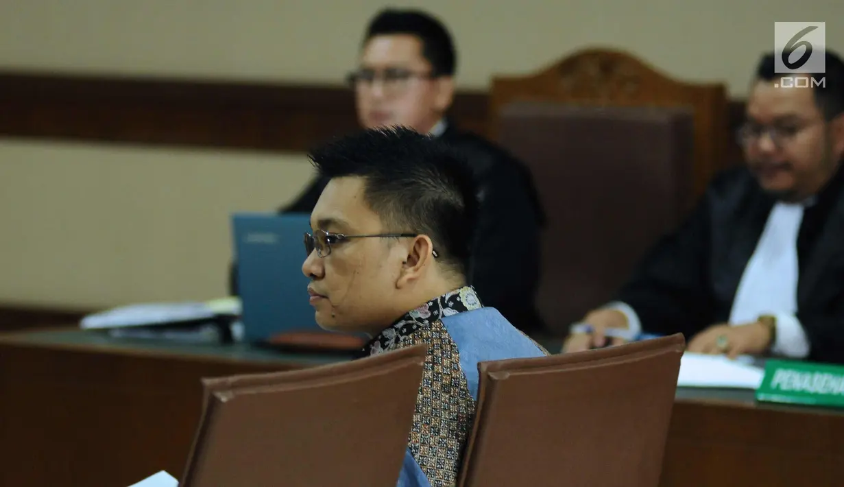 Tersangka dugaan suap terhadap Ketua Pengadilan Tinggi Manado Sudiwardono, Aditya Anugrah Moha menyimak pembacaan dakwaan saat sidang perdana di Pengadilan Tipikor, Jakarta, Rabu (28/2). Sidang mendengarkan dakwaan JPU. (Liputan6.com/Helmi Fithriansyah)