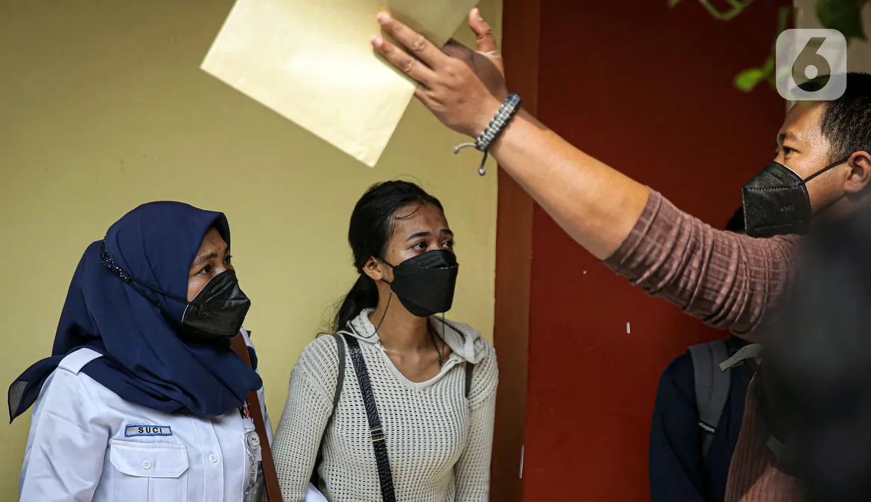 Sejumlah keluarga korban kebakaran Lapas Kelas I Tangerang mendatangi RS Polri Kramat Jati di Jakarta, Rabu (8/9/2021). Keluarga korban kebakaran Lapas Kelas I Tangerang mendatangi Posko Ante Mortem untuk melaporkan kehilangan anggota keluarga mereka. (Liputan6.com/Faizal Fanani)