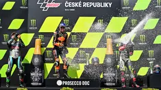 Pembalap Red Bull KTM Factory Racing, Brad Binder, melakukan selebrasi usai menjuarai balapan MotoGP Republik Ceska di Sirkuit Brno, Minggu (9/8/2020). Brad Binder menjadi yang tercepat dengan catatan waktu 41 menit 38,764 detik. (AFP/Joe Klamar)