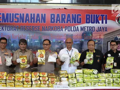 Kapolda Metro Jaya Irjen Pol Gatot Eddy Pramono (tengah) beserta jajarannya menunjukkan barang bukti kasus penyelundupan narkoba sebelum dimusnahkan di Jakarta, Senin (18/2). (Liputan6.com/Immanuel Antonius)