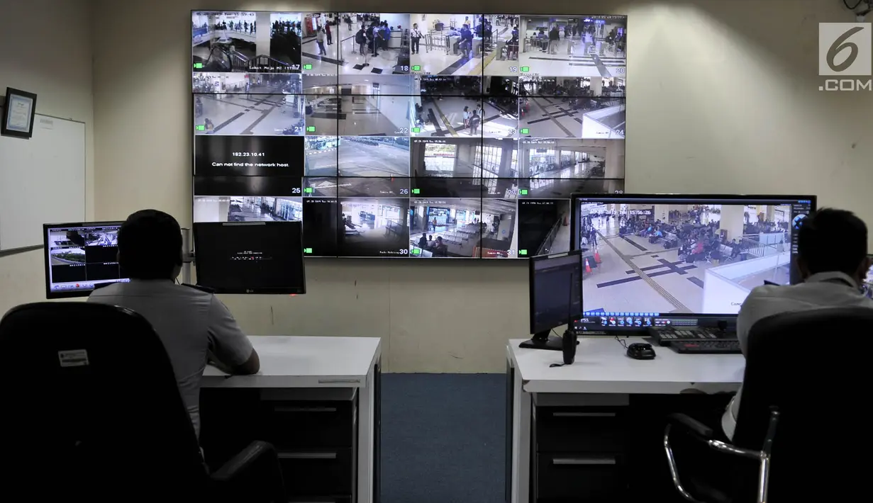 Petugas Dishub memantau aktivitas di Terminal Pulogebang dari ruang monitor CCTV, Jakarta, Kamis (30/5). Sebanyak 64 kamera CCTV dipasang ditiap sudut strategis Terminal guna menjaga keamanan sekaligus meningkatkan kenyamanan pengunjung, terutama saat arus mudik. (Liputan6.com/Iqbal S. Nugroho)