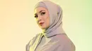 Sejak memutuskan untuk berhijab, si cantik Ratna Galih semakin memukau dan modis dalam berbusana. Gaya hijab yang dikenakannya selalu simple dan kekinian, bahkan menginspirasi para wanita berhijab. (Instagram/ratnagalih)