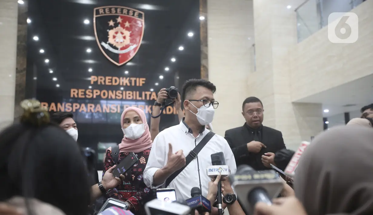 Ketua tim dokter forensik autopsi ulang jenazah Brigadir J yang juga Ketua Umum Perhimpunan Dokter Forensik Indonesia (PDFI) Ade Firmansyah Sugiharto memberikan keterangan saat konferensi pers di Bareskrim Mabes Polri, Jakarta, Senin (22/8/2022). Dalam keterangan tersebut, Ade menyampaikan bahwa hasil autopsi ulang terhadap tubuh Brigadir Nofriansyah Yosua Hutabarat atau Brigadir J tidak terdapat luka penyiksaan selain luka akibat tembakan senjata api. (Liputan6.com/Faizal Fanani)