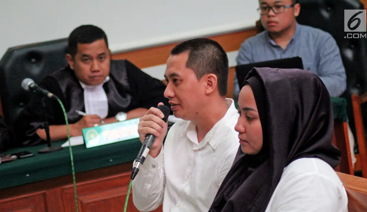 Terdakwa kasus dugaan penipuan First Travel, Andika Surachman dan istrinya Anniesa Hasibuan saat menjalani sidang di PN Kota Depok, Senin (23/4). (Liputan6.com/Herman Zakharia)