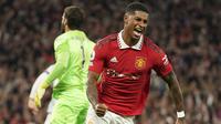 Kemenangan 2-1 Manchester United atas Liverpool di pekan ke-3 Liga Inggris musim 2022/2023 pada 23 Agustus 2022 lalu membawa catatan tersendiri bagi Marcus Rashford yang mencetak salah satu gol bagi MU. Saat ini ia hanya berselisih satu gol dengan Wayne Rooney, salah satu legenda Setan Merah sebagai pencetak gol terbanyak MU ke gawang Liverpool sepanjang sejarah Liga Inggris. Berikut daftar lengkap 5 top skor MU ke gawang Liverpool. (AP/Dave Thompson)