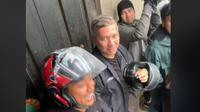 Berteduh Saat Motoran di Kawasan Gunung Bromo, Ariel NOAH sampai Raffi Ahmad Diajak Foto Bareng.&nbsp; foto: TikTok @fahrlzain