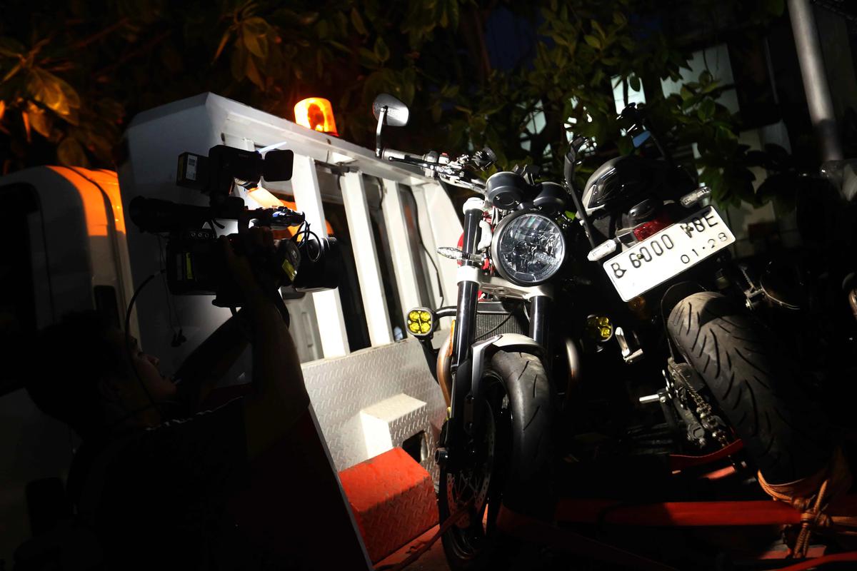 FOTO: KPK Sita Puluhan Kendaraan Usai OTT Imigrasi Jakarta Barat