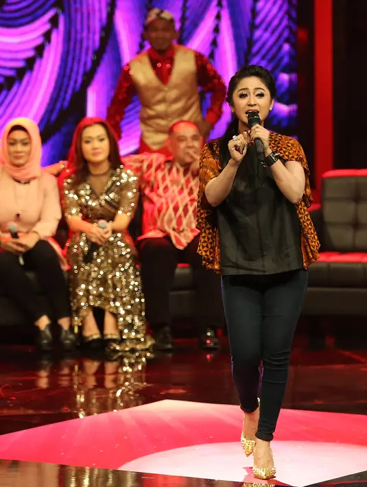 Di mata Depe, Julia Perez ialah sosok yang menginspirasi baginya dan selalu memberikan motivasi di kala menghadapi sebuah ujian. Menurut Depe pun, seorang Jupe selalu melemparkan senyumannya. (Bambang E. Ros/Bintang.com)