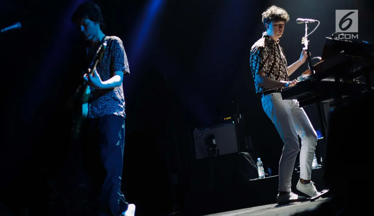 Grup band Franz Ferdinand beraksi pada konsernya di Tennis Outdoor, Senayan, Jakarta, Jumat (30/11). Konser band asal Skotlandia tersebut bertajuk "Franz Ferdinand and The Local Heroes". (Liputan6.com/Faizal Fanani)
