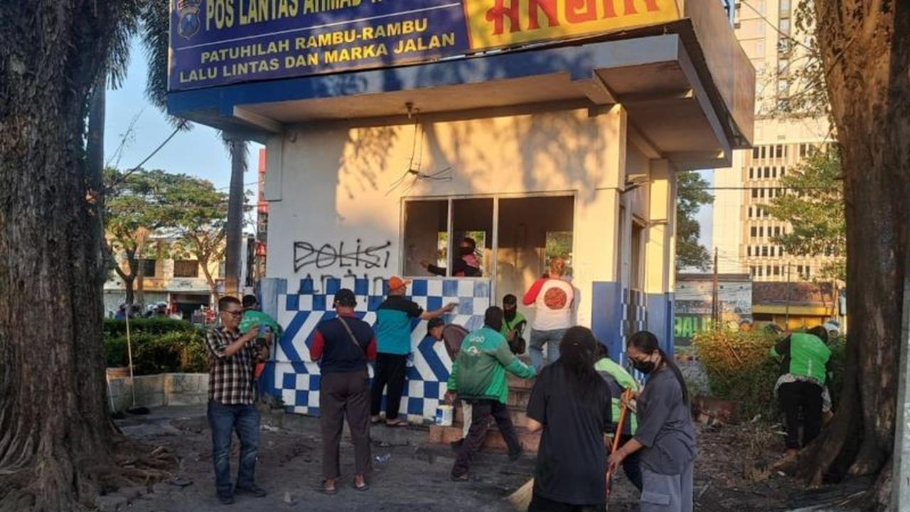 Kompak dan Spontan! Ojol Bersihkan Pos Polisi Surabaya yang Rusak, Warga Ikut Terharu dan Kagum