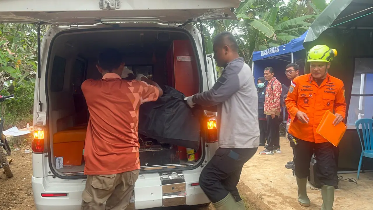 Pencarian Korban Longsor di Cilacap