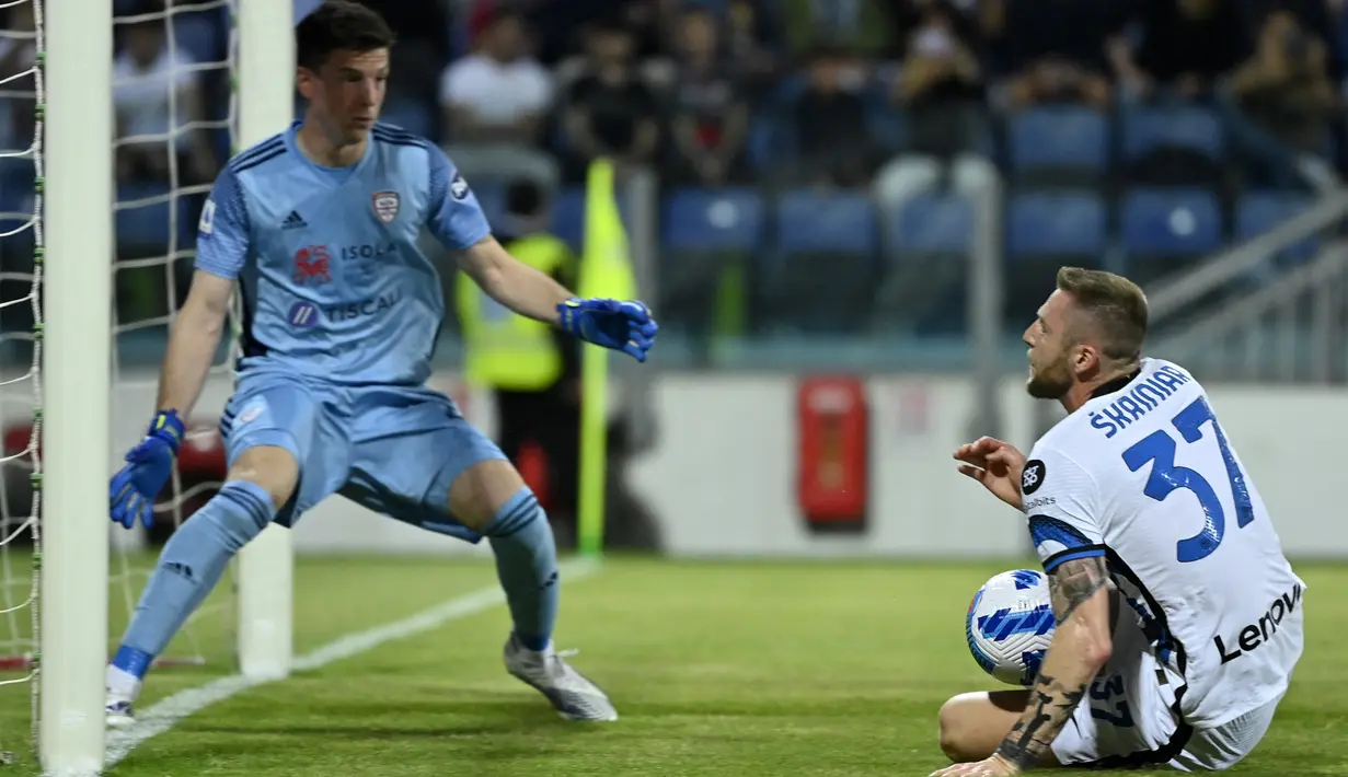 Pemain Inter Milan Milan Skriniar (kanan) mencetak gol dengan tangan yang kemudian dibatalkan oleh wasit setelah memeriksa Video Assistant Referee (VAR) saat melawan Cagliari pada pertandingan sepak bola Liga Italia di Sardegna Arena, Cagliari, Italia, 15 Mei 2022. Inter Milan menang 3-1. (Alberto PIZZOLI/AFP)