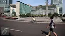 Seorang pria tampak berjalan saat Car Free Day di Kawasan Bunderan HI, Jakarta, Minggu (12/6/2016). ). Hari Minggu pertama di bulan Ramadan tampak sepi dibandingkan dengan hari Minggu pada umumnya. (Liputan6.com/Faizal Fanani)