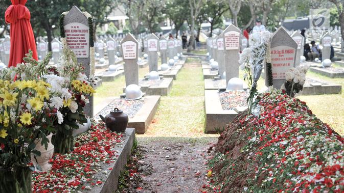 Makam Presiden ke-3 RI BJ Habibie (kanan) yang berdampingan dengan makam Ainun Habibie di TMP Kalibata, Jakarta, Minggu (15/9/2019). Sejumlah warga masih terlihat mengunjungi makam Habibie untuk berziarah. (merdeka.com/Iqbal Nugroho)